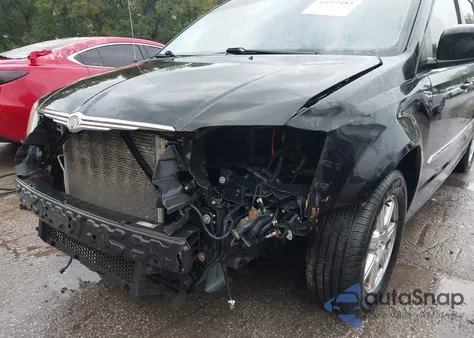 2011 Chrysler Town & Country Touring-L z USA, uszkodzony, nr VIN 2A4RR8DG6BR641157